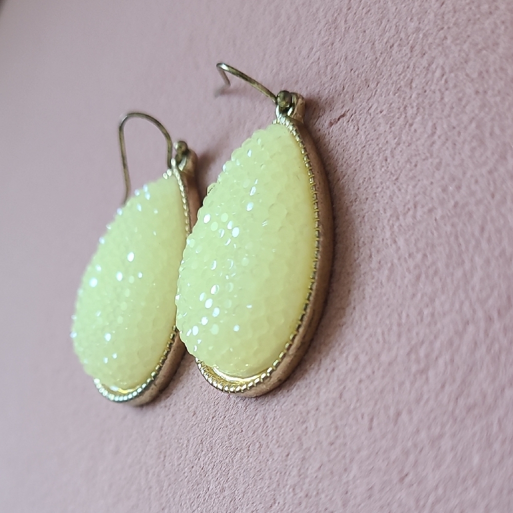 Elegant Gold And Cream Drop Earrings Set - Picture 3 of 12